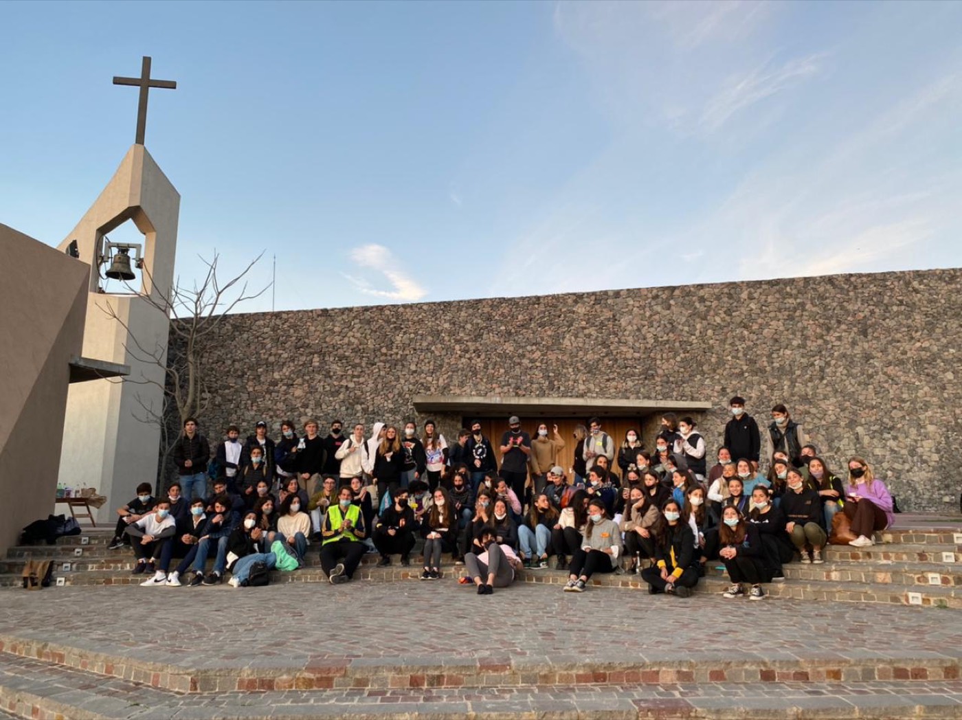Grupo de jóvenes de la parroquia en las escaleras frente al templo