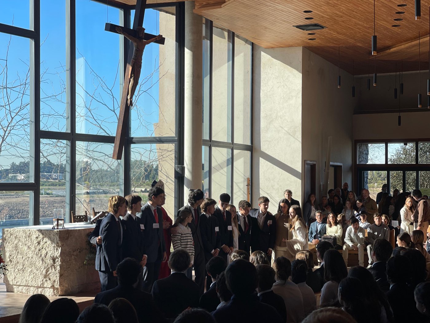 Celebración en el templo de la parroquia, frente al altar y el crucifijo